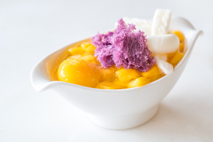 碗里的芒果酸奶摄影图