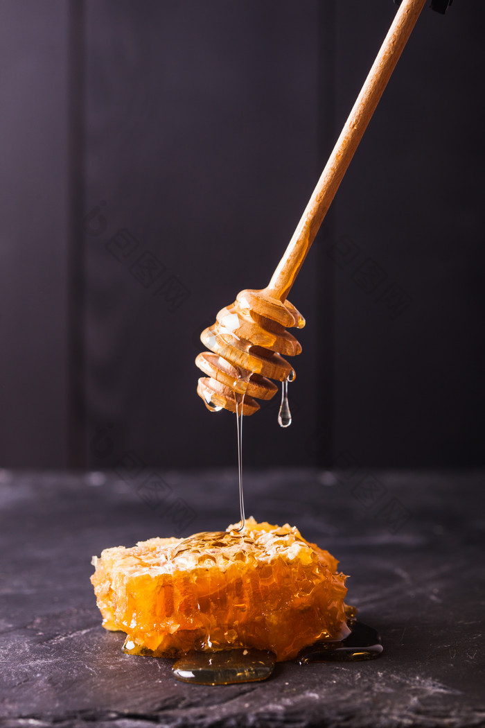 粘稠的蜂蜜摄影图