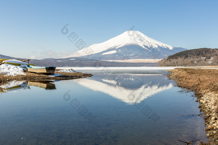 蓝色调富士山的水中倒影摄影图