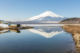 <strong>蓝</strong>色调富士山的水中倒影摄影图