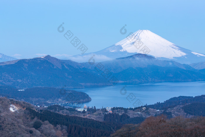 蓝色调富士山的风光摄影图