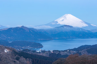 蓝色调富士山的风光摄影图