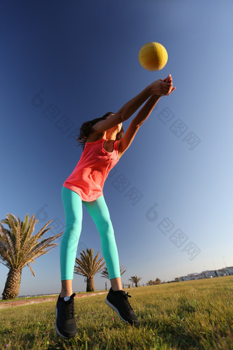 草坪上打排球的女人