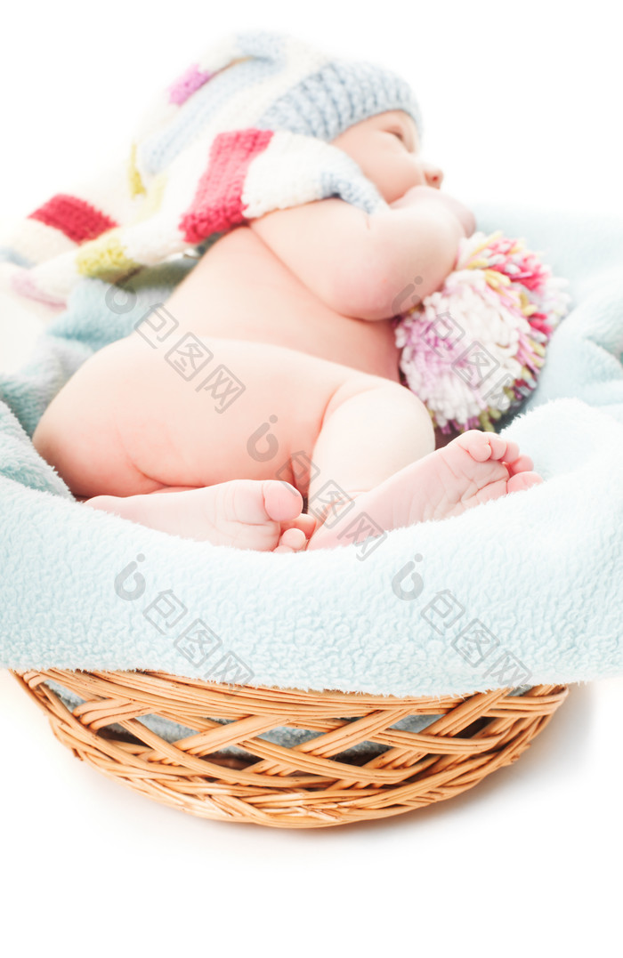 篮子里的小婴儿摄影图