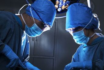 两个外科医生集中在手术台上
