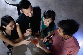 青年男女聚会喝酒摄影图