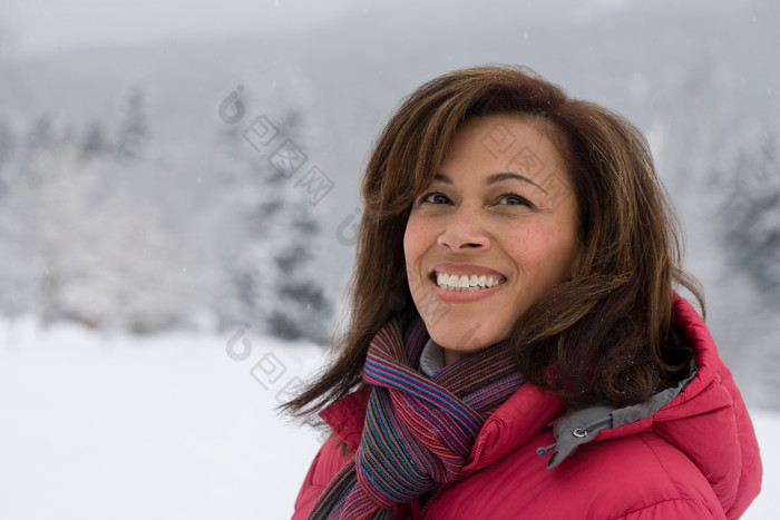 冬天雪地上的女人