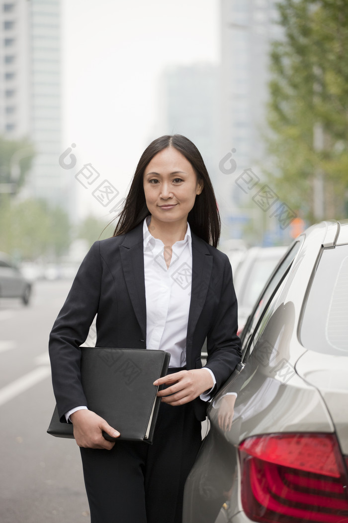 女人商务业务拿着文件汽车西装正装正式的
