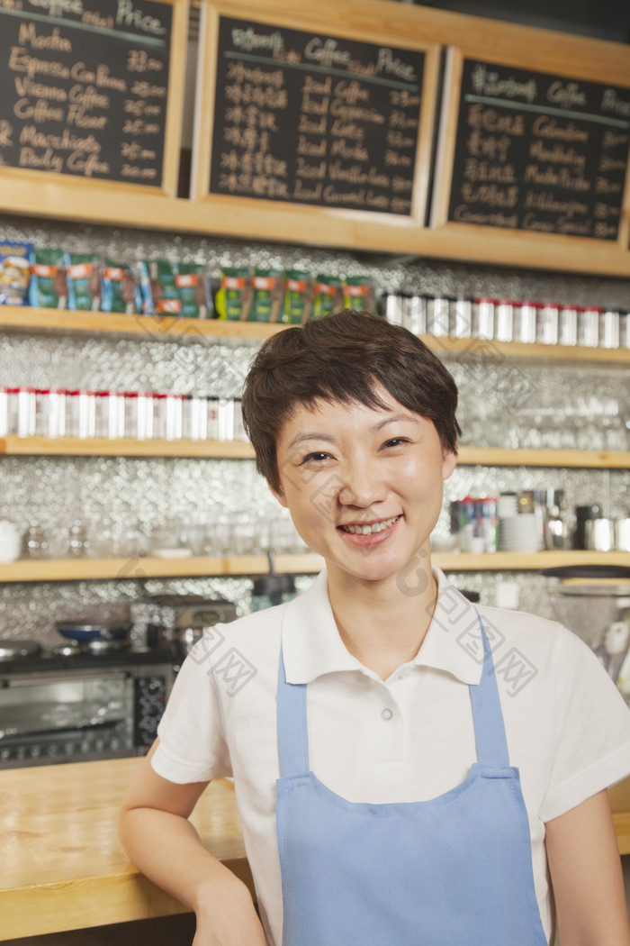 咖啡店服务员老板女人短发的微笑服务摄影图
