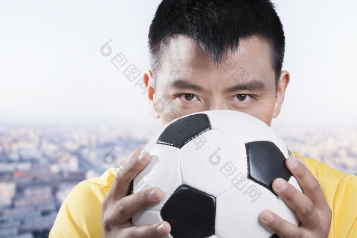 足球抱着足球男人运动踢球比赛运动员摄影