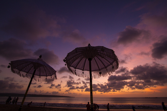 暗色海边的遮阳伞摄影图