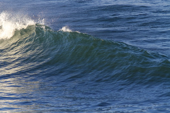 海水中的波浪摄影图