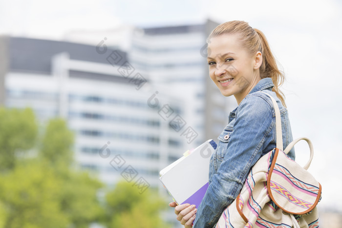 简约风一个女学生摄影图