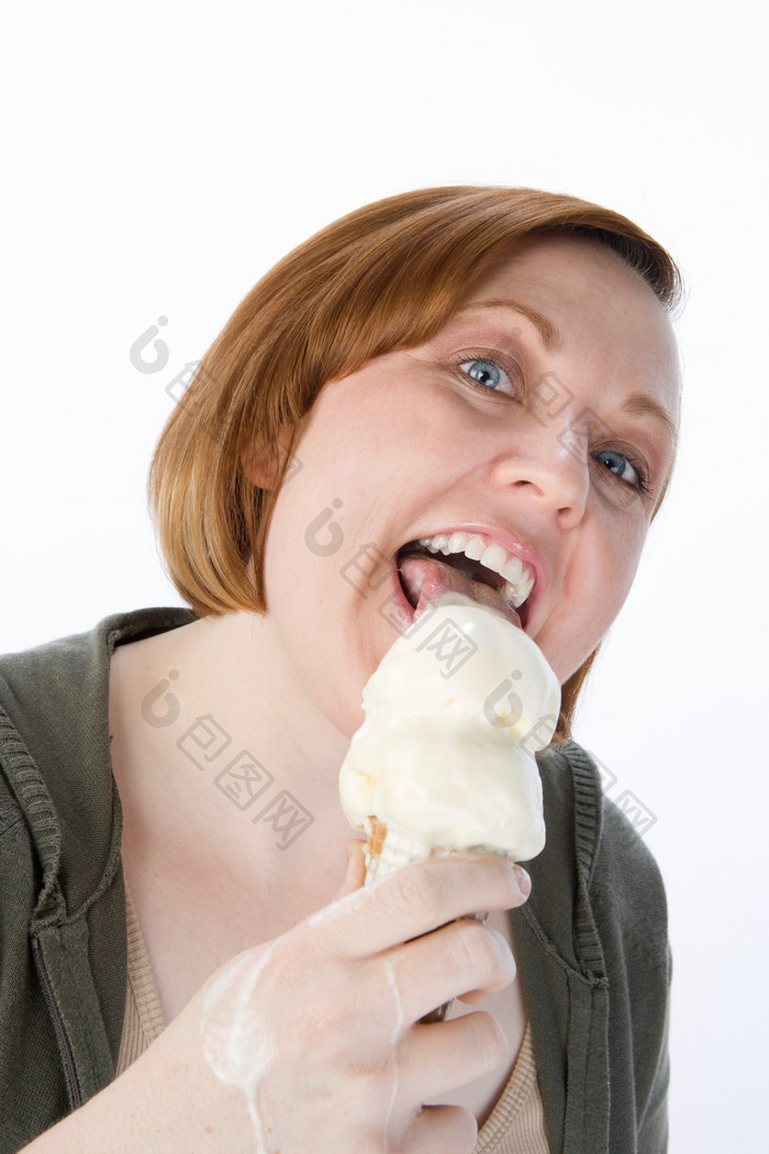 吃奶油冰淇淋的女人