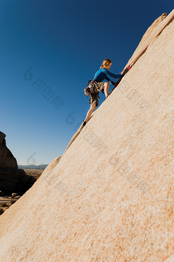 登山攀爬的女人<strong>摄影图</strong>