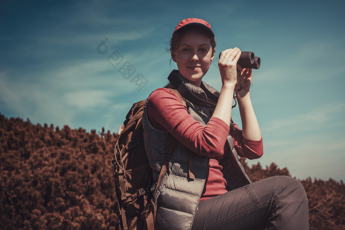 拿望远镜的登山女人