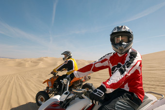 沙漠骑<strong>摩托车</strong>男子