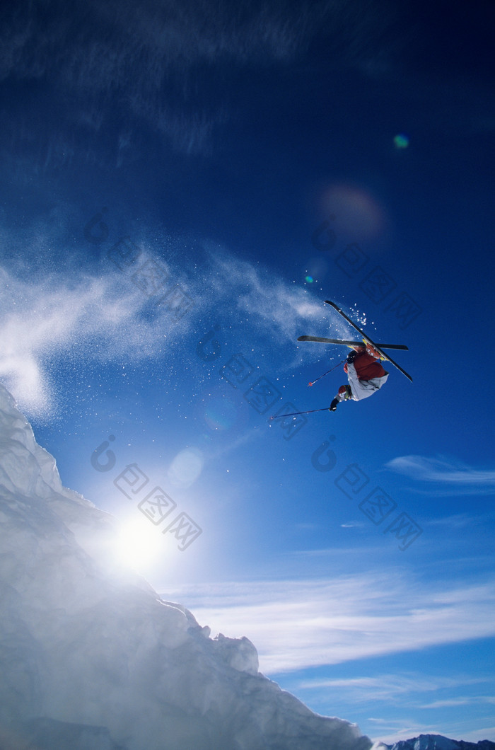 蓝色调腾空的滑雪者摄影图