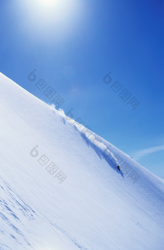 蓝色调陡峭的山上滑雪摄影图