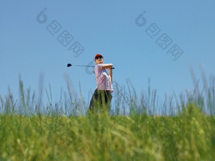 清新风打高尔夫的女孩摄影图