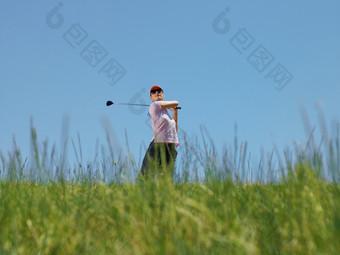 清新风打高尔夫的女孩摄影图