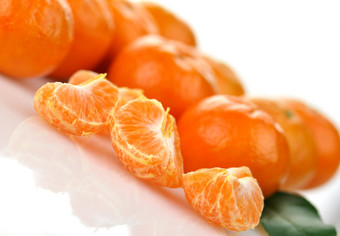 暖色调掰开的橘子摄影图