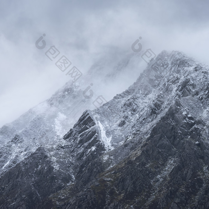 雪山山峰山岳上的云雾