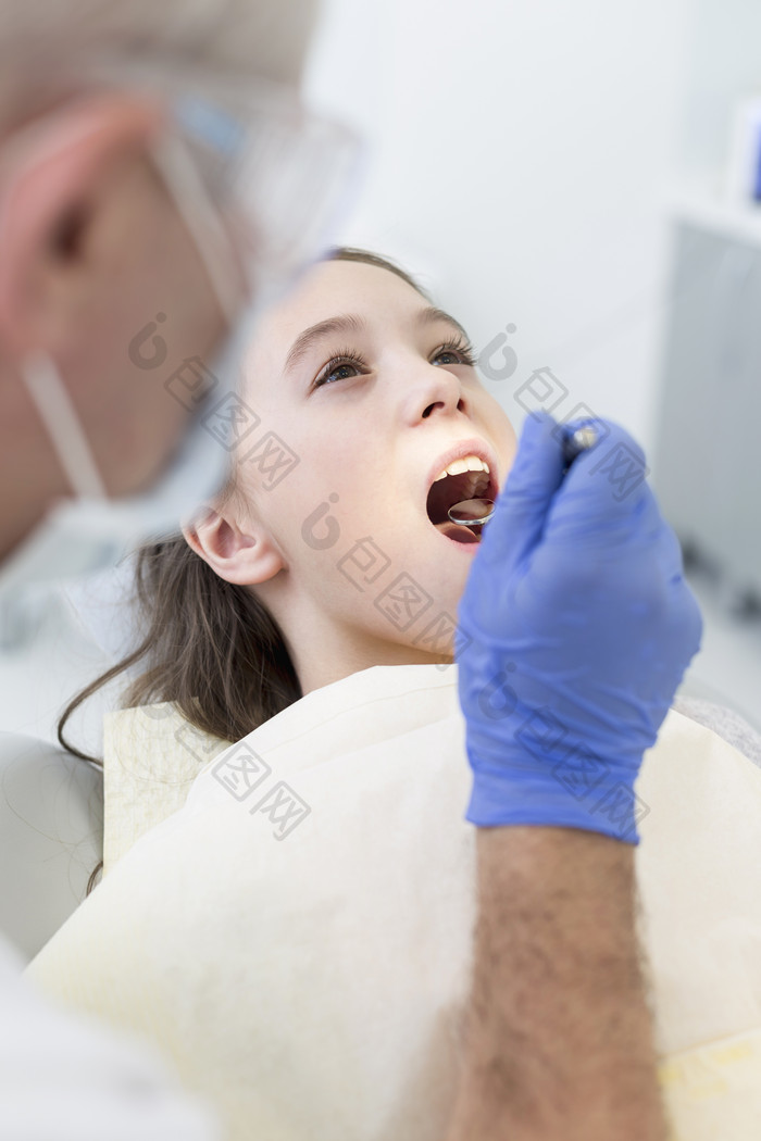 简约风治牙的小患者摄影图