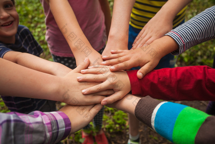 互相加油鼓劲的人们
