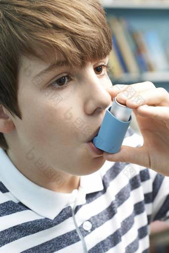 男孩使用哮喘吸入器