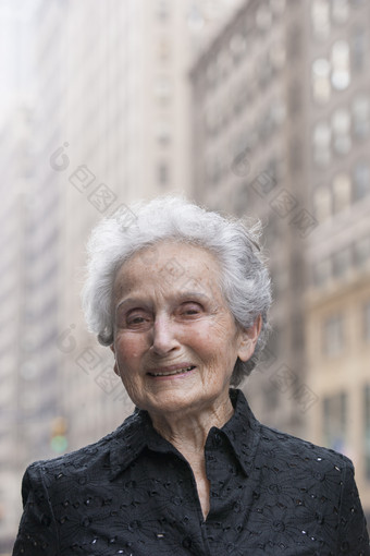 暗色调<strong>逛街</strong>的老妇人摄影图