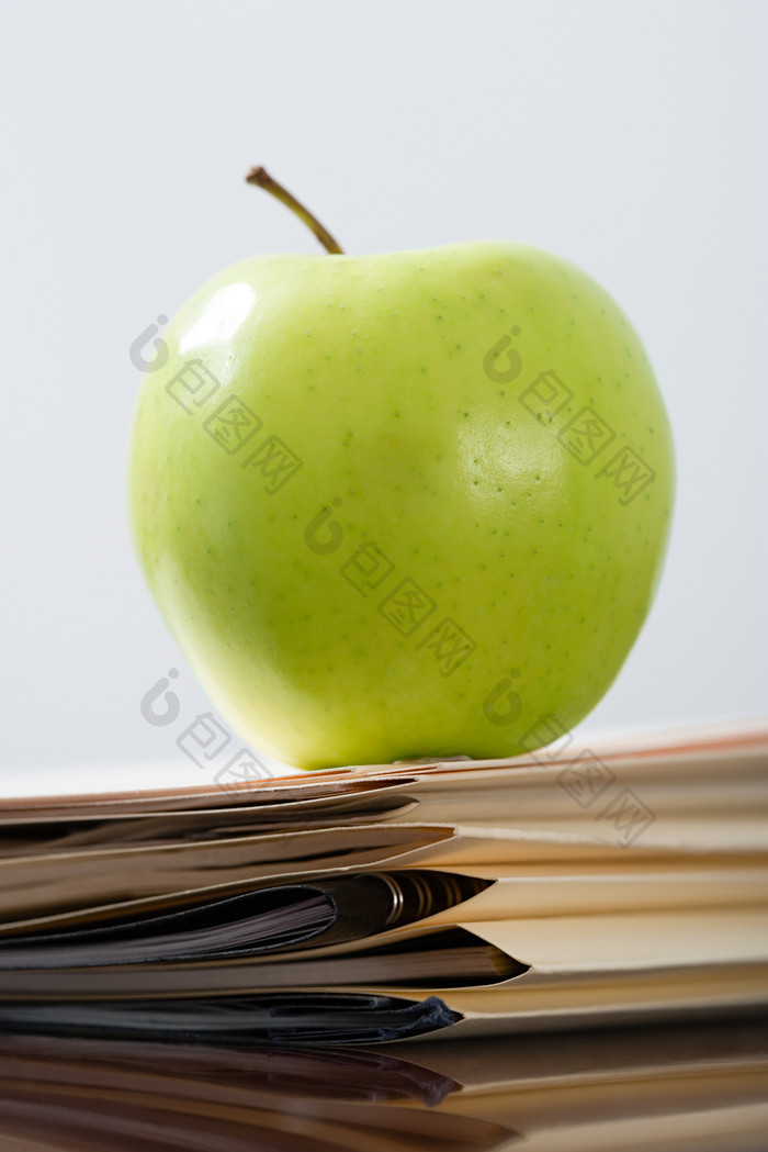 简约绿苹果摄影图