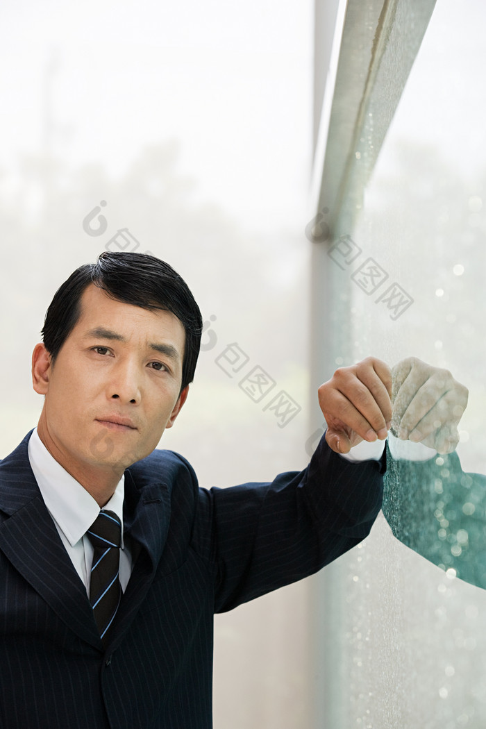 灰色调靠着窗户的职员摄影图