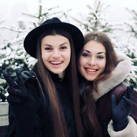 冬季户外两个开心的女孩