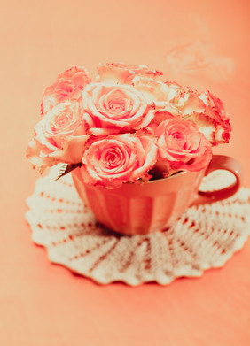 杯子里的粉色鲜花