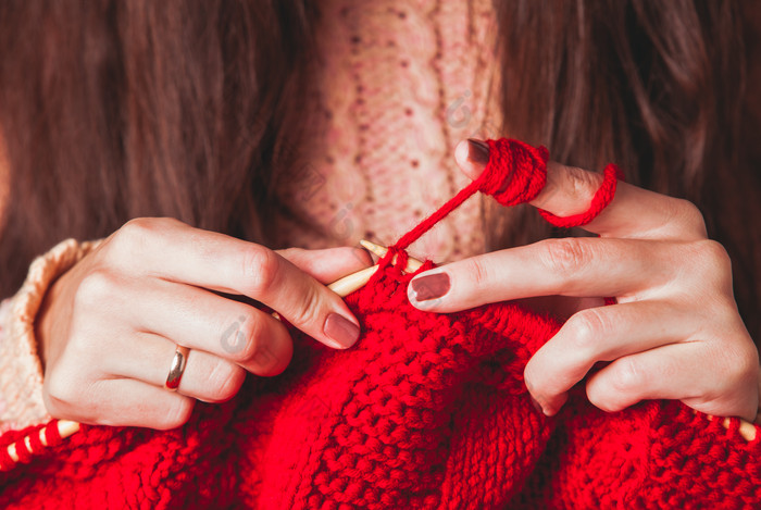 织毛衣的女人图片-包图网