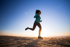 黎明奔跑的女人摄影图