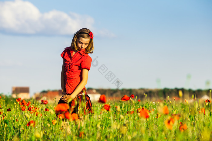 花丛中的红衣女孩图片
