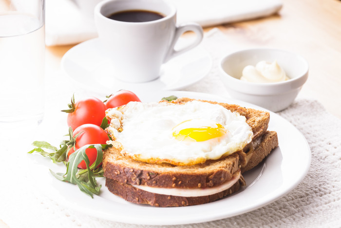 早餐面包煎蛋摄影图