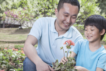 清新亲子种花摄影图