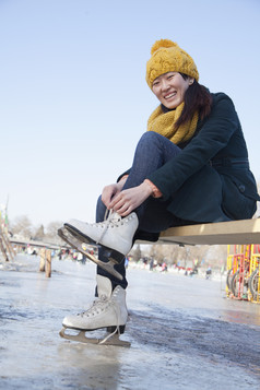 穿溜冰鞋的女人摄影图