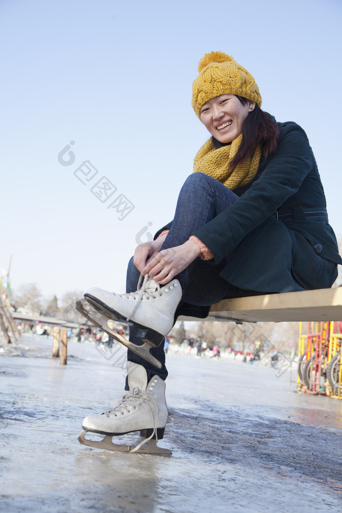 穿溜冰鞋的女人摄影图