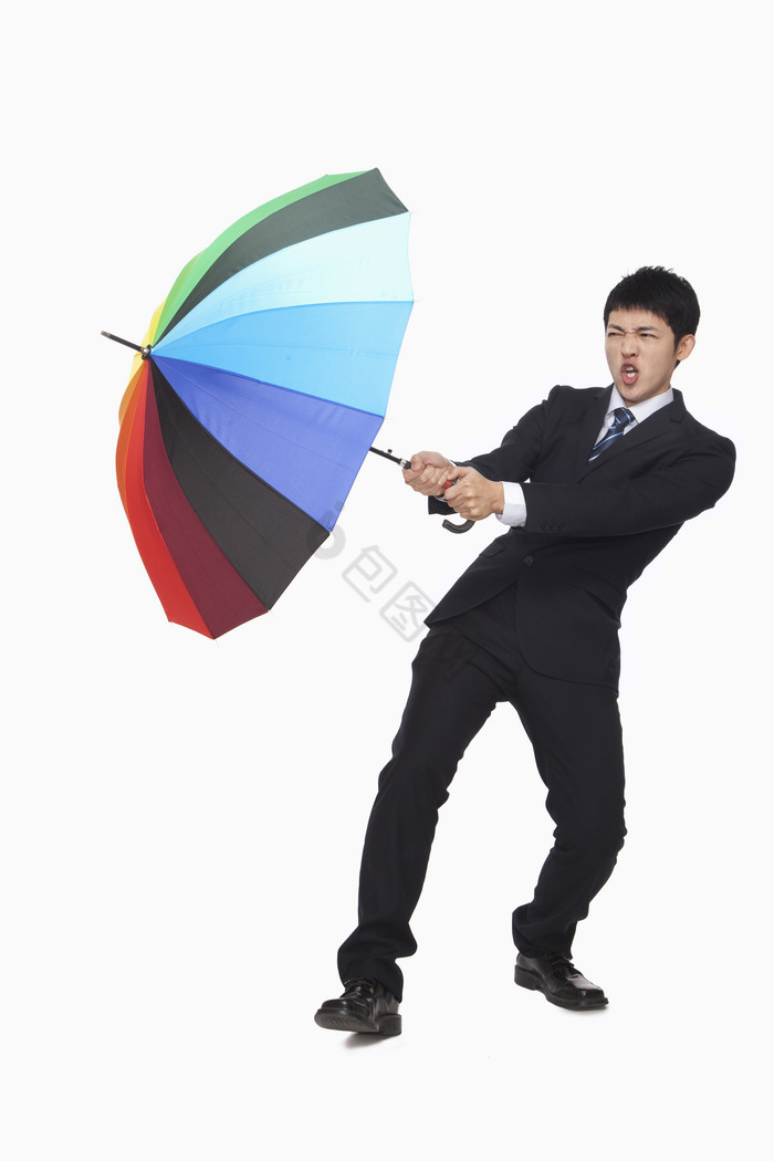 噘嘴撑伞的男士图片