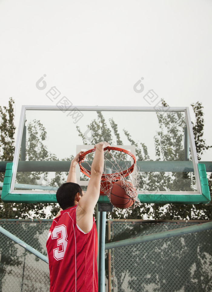 年轻的男人投篮篮球篮球场球衣体育锻炼