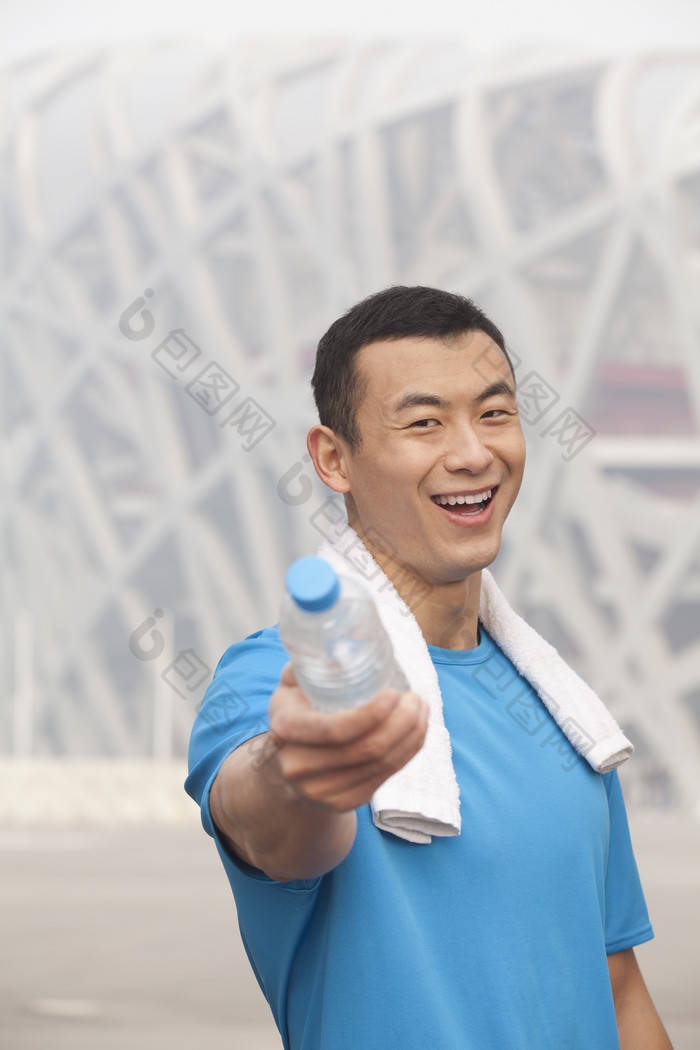 鸟巢体育运动员年轻的男子开心大笑递水摄影