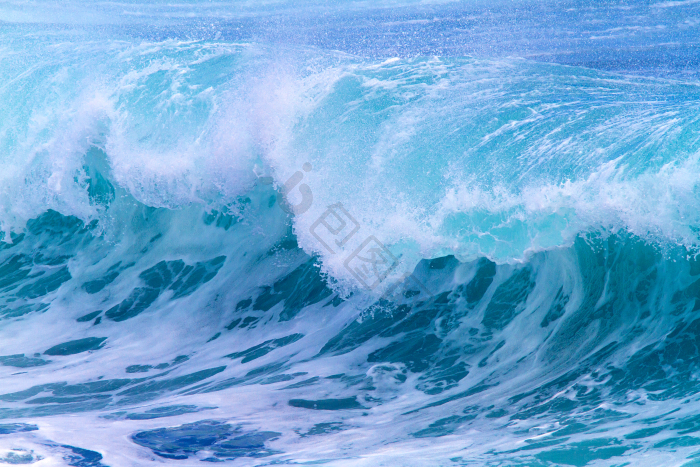 海边海浪冲击海水度假旅游风景片图片-包图网