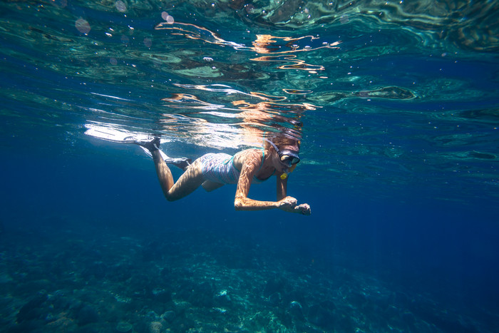 海底游泳的潜水员摄影图