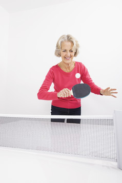灰色打乒乓球的女性摄影图