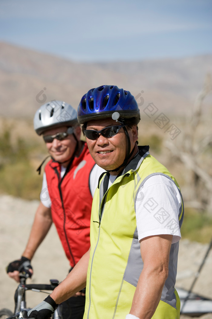 深色调骑车的两个男人摄影图