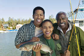 钓鱼的一家人
